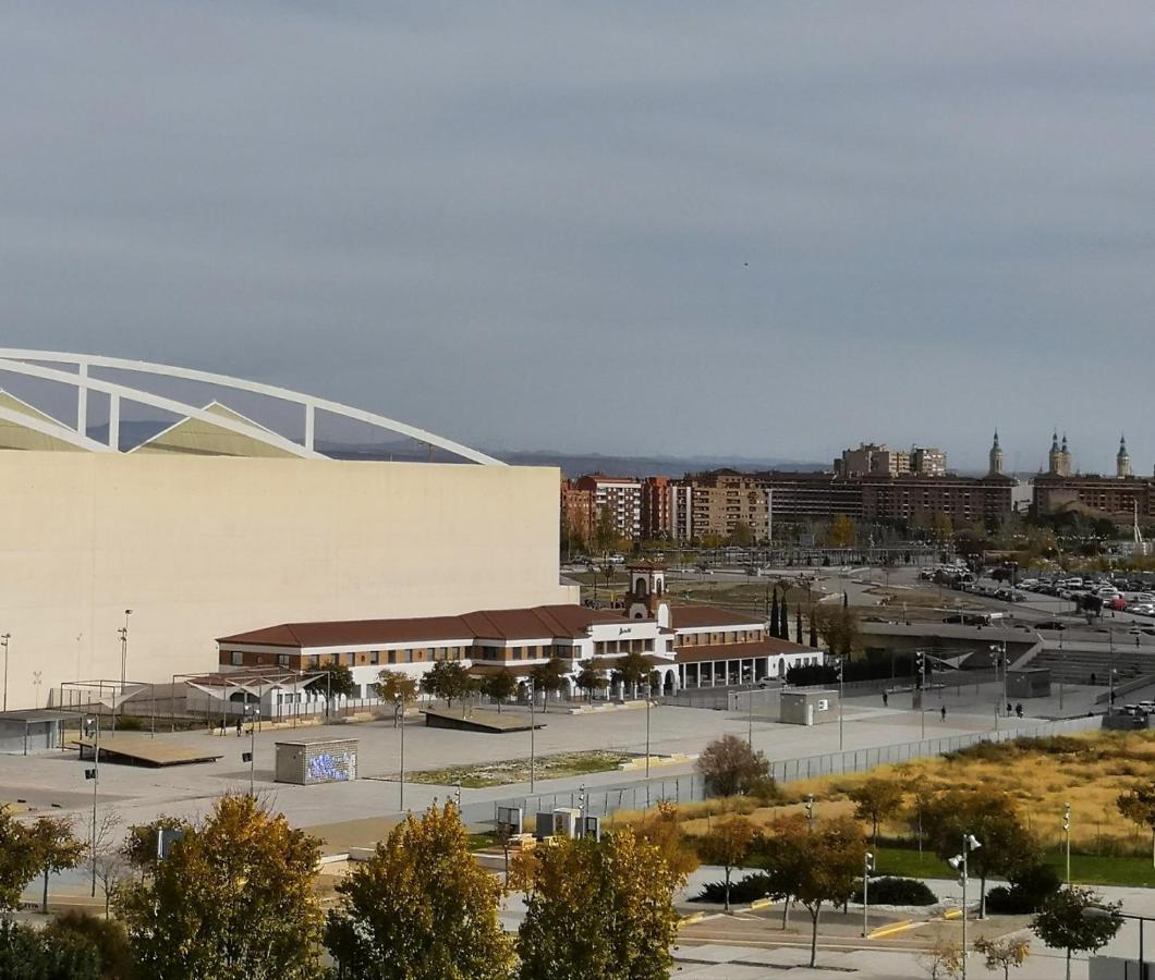 La Parada De La Estacion Con Parking Zaragoza Exterior photo